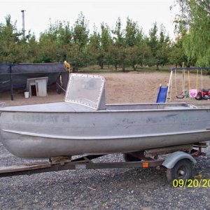 Just purchased this 9-20-2010
It is a Alumacraft Model R-1949