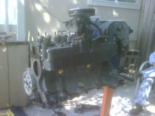 Engine w/exhaust manifold.