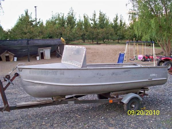 Just purchased this 9-20-2010
It is a Alumacraft Model R-1949